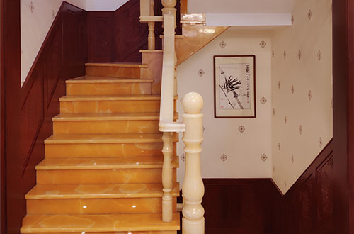 米东中式别墅室内汉白玉石楼梯的定制安装装饰效果